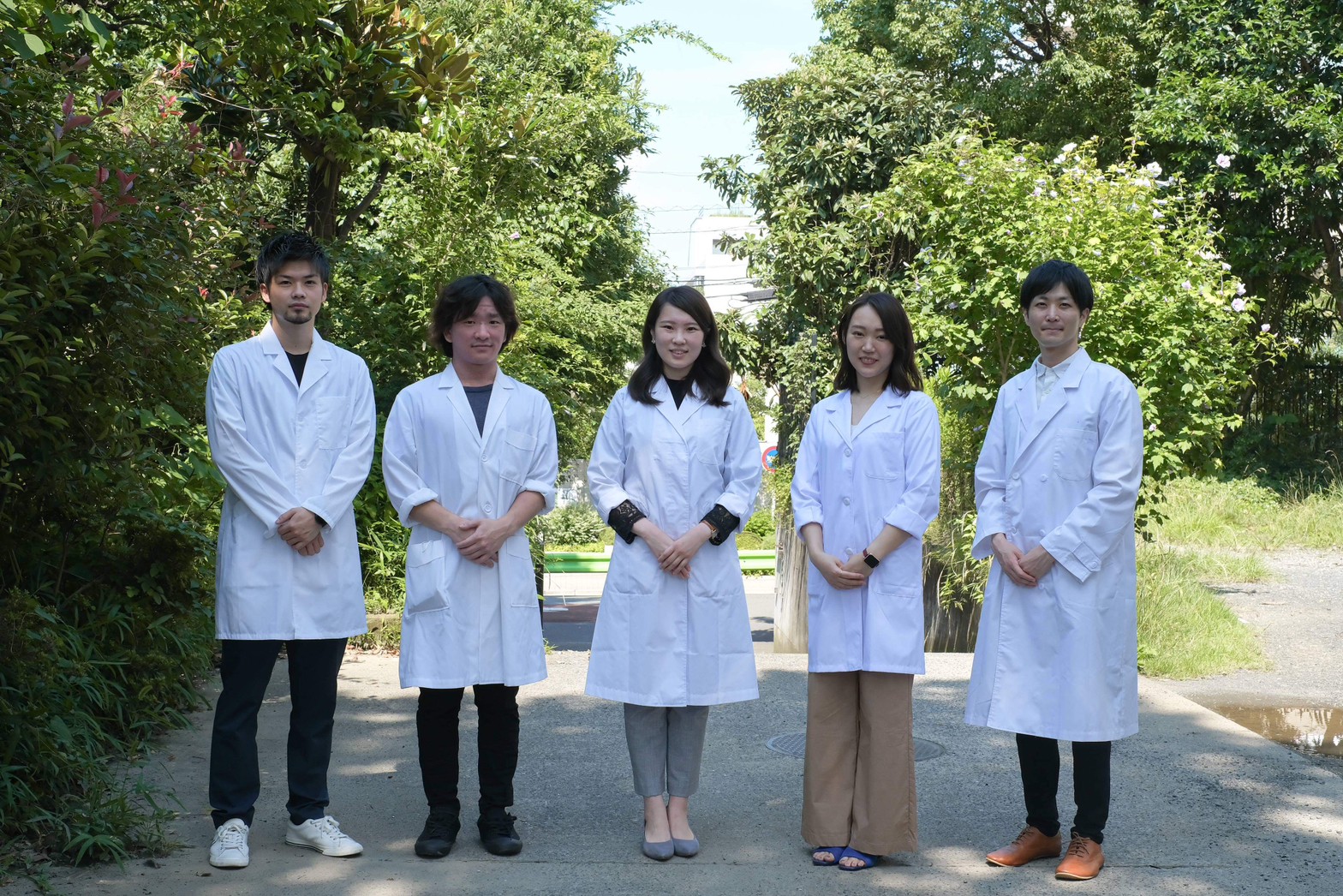 「旅する薬剤師」のメンバーたちと西井さん（中央）＝提供